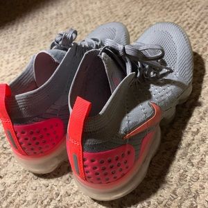 Air Vapormax 2’ Atmosphere Grey Crimson Pulse
